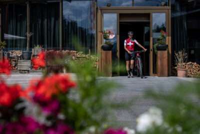 Mountainbikerin Lorena Cadalbert vor dem Peaks Place Hotel