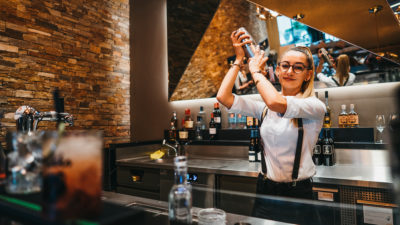 Barkeeper mixt Cocktail in der Bar vom Peaks Place Hotel in Laax