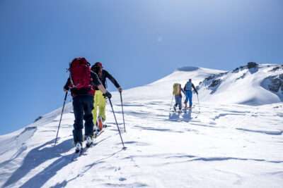 Aufstieg einer Skitour zum Segnas und Piz Dolf mit der Bergsportschule Grischa im Winter