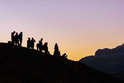 Im Sommer auf den Alpen den Sonnenuntergang der Region Flims Laax Falera geniessen
