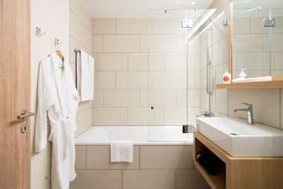 Das moderne Badezimmer mit Badewanne im Apartment Hotel Peaks Place in Laax