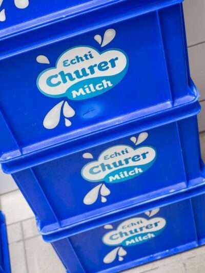 Kisten gefüllt mit Produkten der Churer Milch, Stiftung Plankis