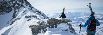 alpenpanorama mit ski wanderern in laax skihotel peaks place winter